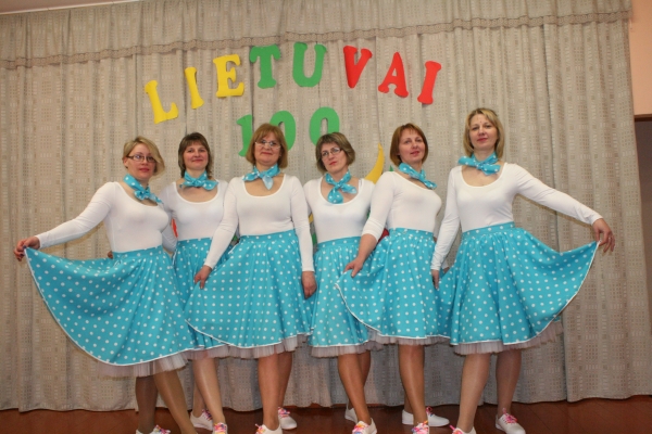 Skuodo rajono kultūros centro Barstyčių skyriaus stilizuotų šokių kolektyvas „Kvietkos“