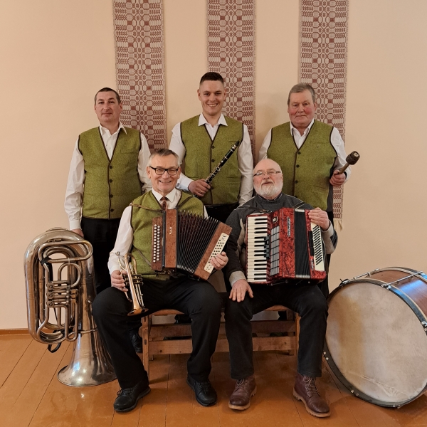 Skuodo rajono kultūros centro Ylakių skyriaus liaudiškos muzikos kapela „Kontėns“