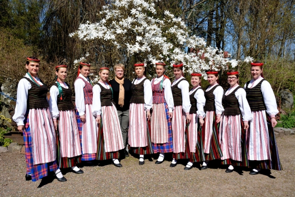 Skuodo rajono kultūros centro Mosėdžio skyriaus moterų liaudiškų šokių kolektyvas „Lelija“